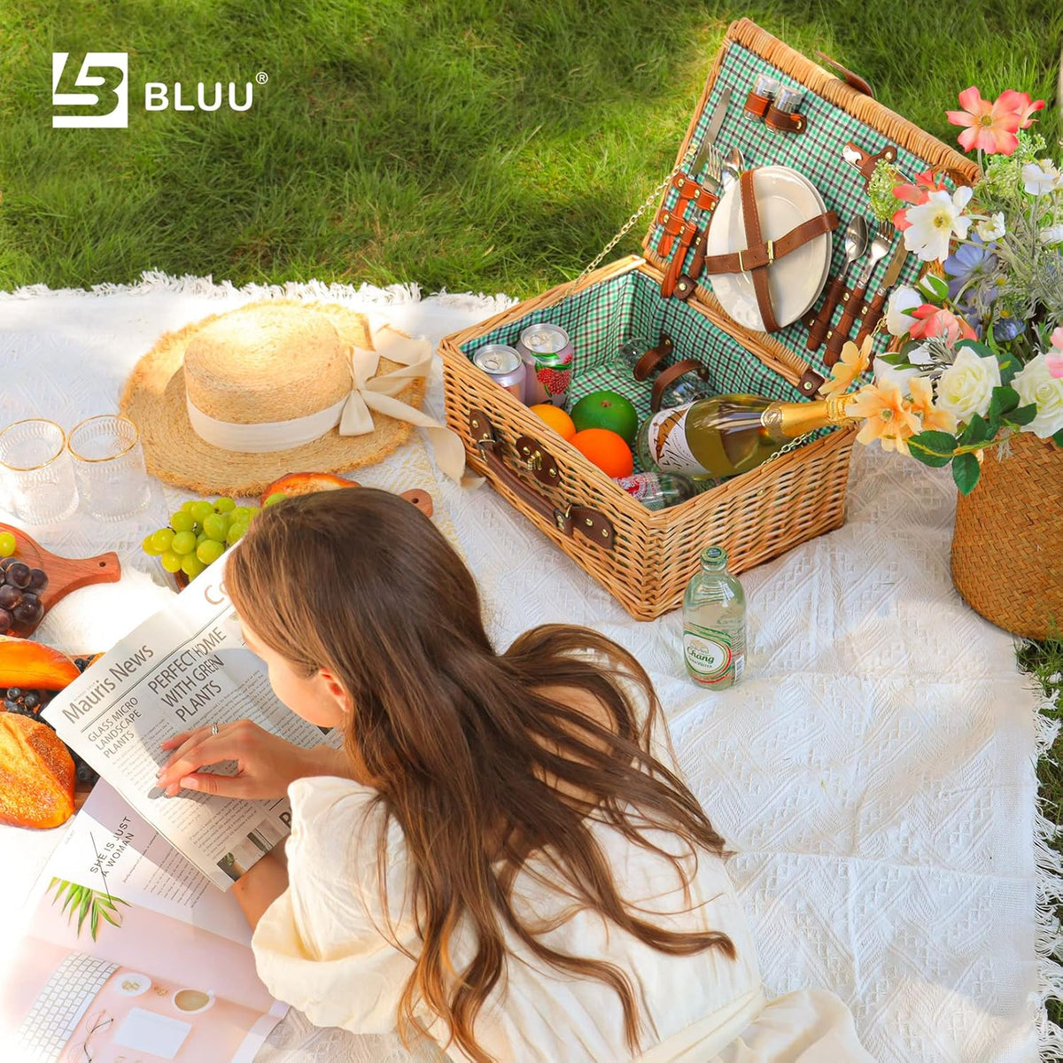 Small Wicker Picnic Basket for 2 Persons with Cutlery R719